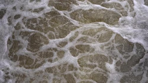 Agua burbujeante con espuma en un río o lago