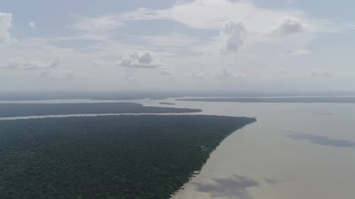 Luftaufnahme der Amazonas-Wald- und Flusslandschaft, sehr hoch, Horizont (Belem, Para, Brasilien)