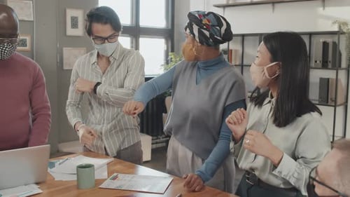 Des collègues se cognent des coudes