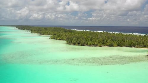 Luftaufnahme der Lagune und des Strandes in Bora Bora, Französisch-Polynesien.