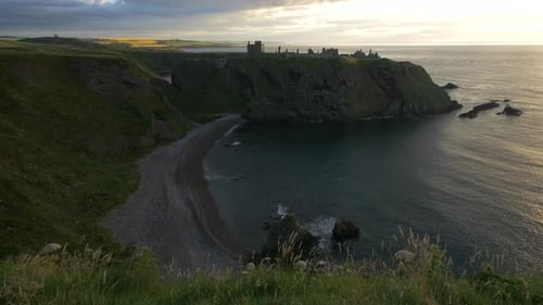Das Dunnottar Castle und ein felsiges Ufer