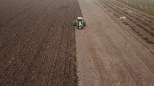 Traktor pflügt ein Feld