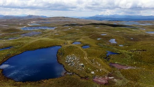 Hermoso paisaje en las reservas de agua de Lagunas de Alto Perú en Cajamarca Perú - toma aérea