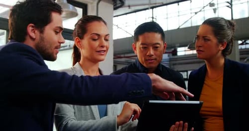 Führungskräfte diskutieren über digitales Tablet