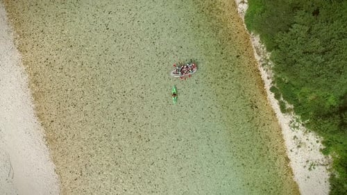 Luftaufnahme einer Gruppe von Menschen beim Rafting in türkisfarbenem und transparentem Wasser.