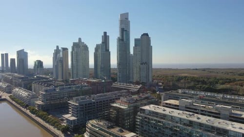 Einspielung einiger Wolkenkratzer von Puerto Madero aus der Luft mit blauem Himmel als Hintergrund