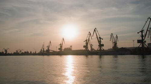 Silhouette Urban Seaport con grúas elevadoras para cargar carga en barcos mercantes marítimos
