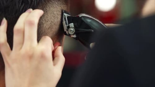 Nahaufnahme des Kopfschneidens eines Mannes in einem Schönheitssalon