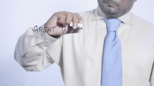 Homme d'affaires indien écrit un excellent travail