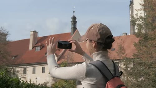 Un turista hace una foto con un teléfono inteligente