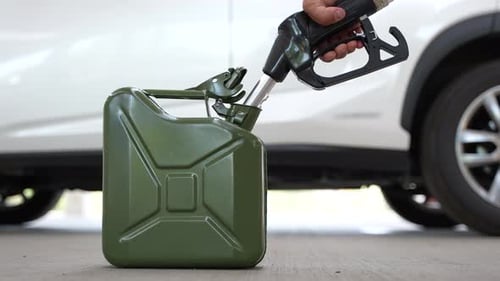 Tanken eines Jerrycan-Kraftstoffbehälters an einer Tankstelle 14