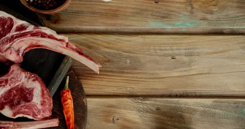 Costillas de cordero crudas sobre la mesa.