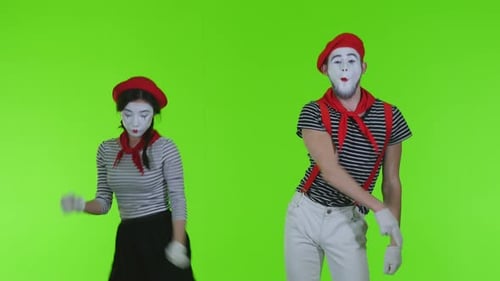 Mimes tanzen auf grünem Hintergrund
