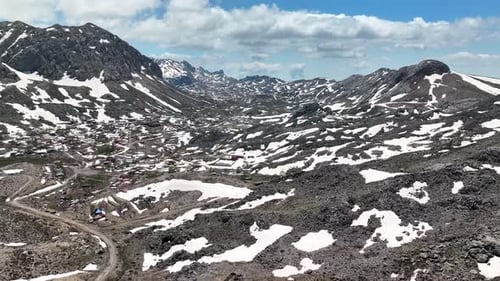 Berglandschaft hoch in den Bergen Luftbild 4 K