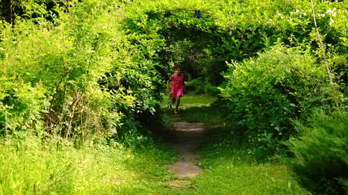 Menina criança corre no parque