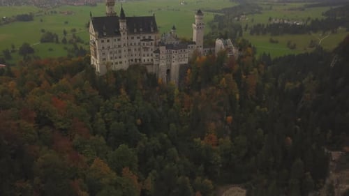 LUFTAUFNAHME: Blick auf Schloss Neuschwanstein im Wald, Berge, Sommer, neblig, bunt