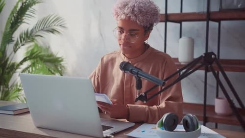 Femme afro-américaine emportée parlant et prenant des notes dans un carnet