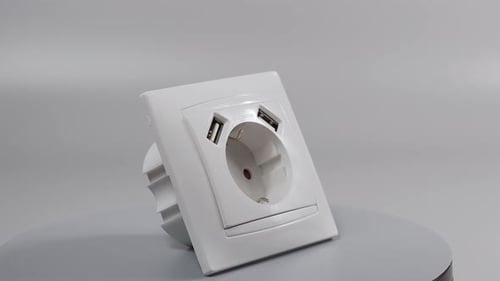 Buchse mit zwei USB-Anschlüssen.