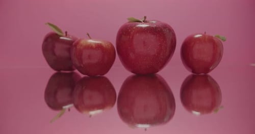 Süße Früchte Zusammensetzung Schönheit Roter Apfel mit Lichtern bewegt sich hinter ihnen