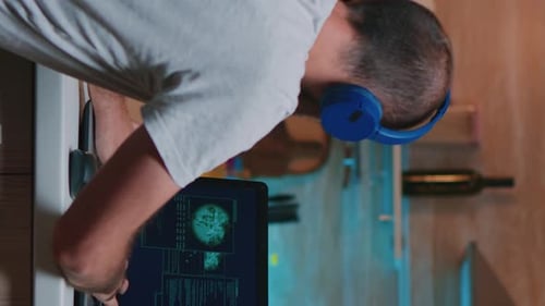 Vertikaler Video Man Hacker Codieren Html und Programmieren auf dem Bildschirm Laptop