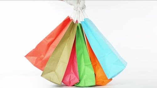 Hand in Glove pone muchas bolsas de papel de colores sobre la mesa