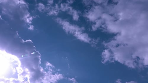 Makelloser, sauberer Himmel und Wolken