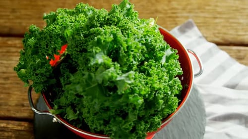 Légume à feuilles vertes dans une poêle 4k