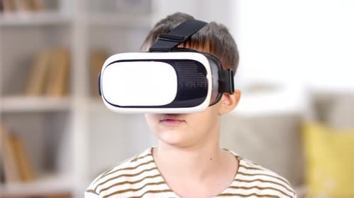 Niño disfrutando de auriculares de realidad virtual