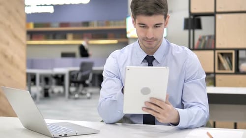 Geschäftsmann nutzt Tablet im Büro