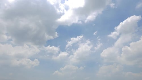 Zeitraffer einer weißen Wolke, die sich um den Himmelshintergrund bewegt