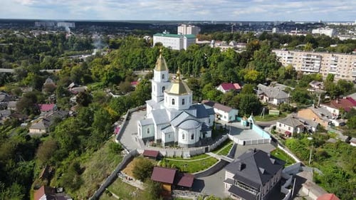 Luftaufnahme Die Stadt Zhytomyr. Kathedrale der Uoc zur Vollversammlung des Heiligen Kreuzes.
Ukraine