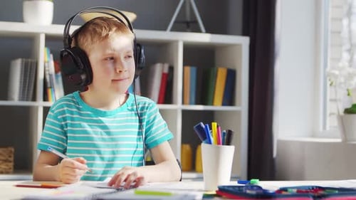Junge macht Hausaufgaben am Tisch. Cute Child lernt zu Hause.