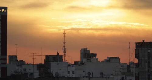 Lapso de tiempo de cielo nublado sobre el horizonte de la ciudad