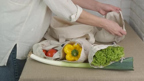 La mujer toma el producto del comprador