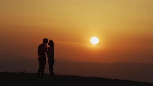 Paar küsst sich bei Sonnenuntergang