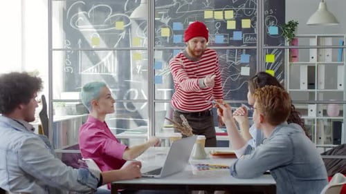 Kaukasischer Mann gibt Meisterkurs über Kreativität