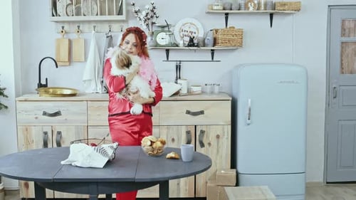 Соблазнительная домохозяйка в бигуди ждет своего любовника в ярко-красной пижаме