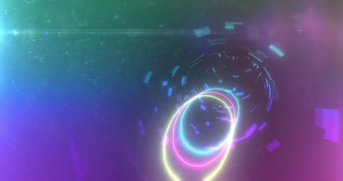 Tunnel avec des lumières multicolores se déplaçant en boucle