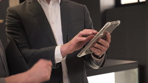 Nahaufnahme Geschäftsmann-Hände mit Tablet im Büroraum