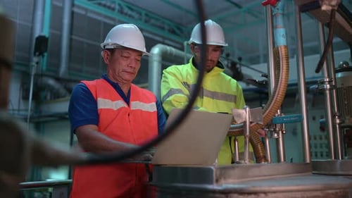 Chief engineer of a mechanical plant Inspecting and explaining the maintenance of the machine
