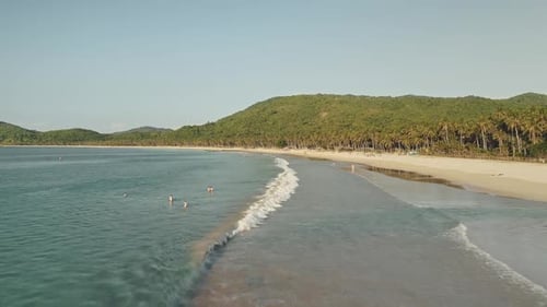 Timelapse de touristes se reposant dans les eaux peu profondes de la côte de la mer, vue aérienne
