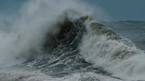 Große Welle mit Schaum und Dreck bricht bei starkem Sturm im Atlantik an der Küste