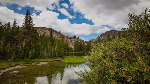Laps de temps des nuages au-dessus d'un magnifique lac de montagne