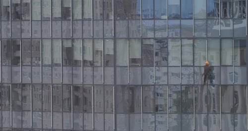 Wolkenkratzer-Fensterglasreiniger allein.