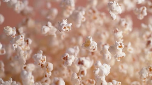Popcorn warf sich hoch und fiel runter. Zeitlupe.