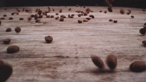 Geröstete Kaffeebohnen regnen unten