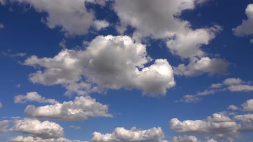 Hellblauer Himmel und Wolken 3