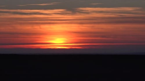 Coucher de soleil sur de fines couches de nuages horizontales