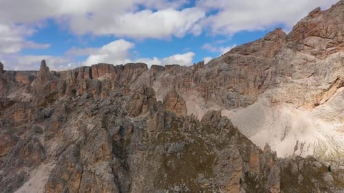 Luftaufnahme des Paso Gardena Pass in der Provinz Bozen. Dolomiten. In der Nähe der Preise fliegen