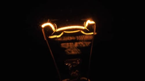 Das Wolframfilament in der klassischen Glühlampe aus Glas heizt sich auf und kühlt ab